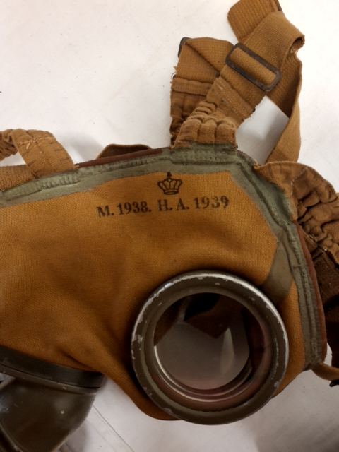 2 stk. gamle gasmasker